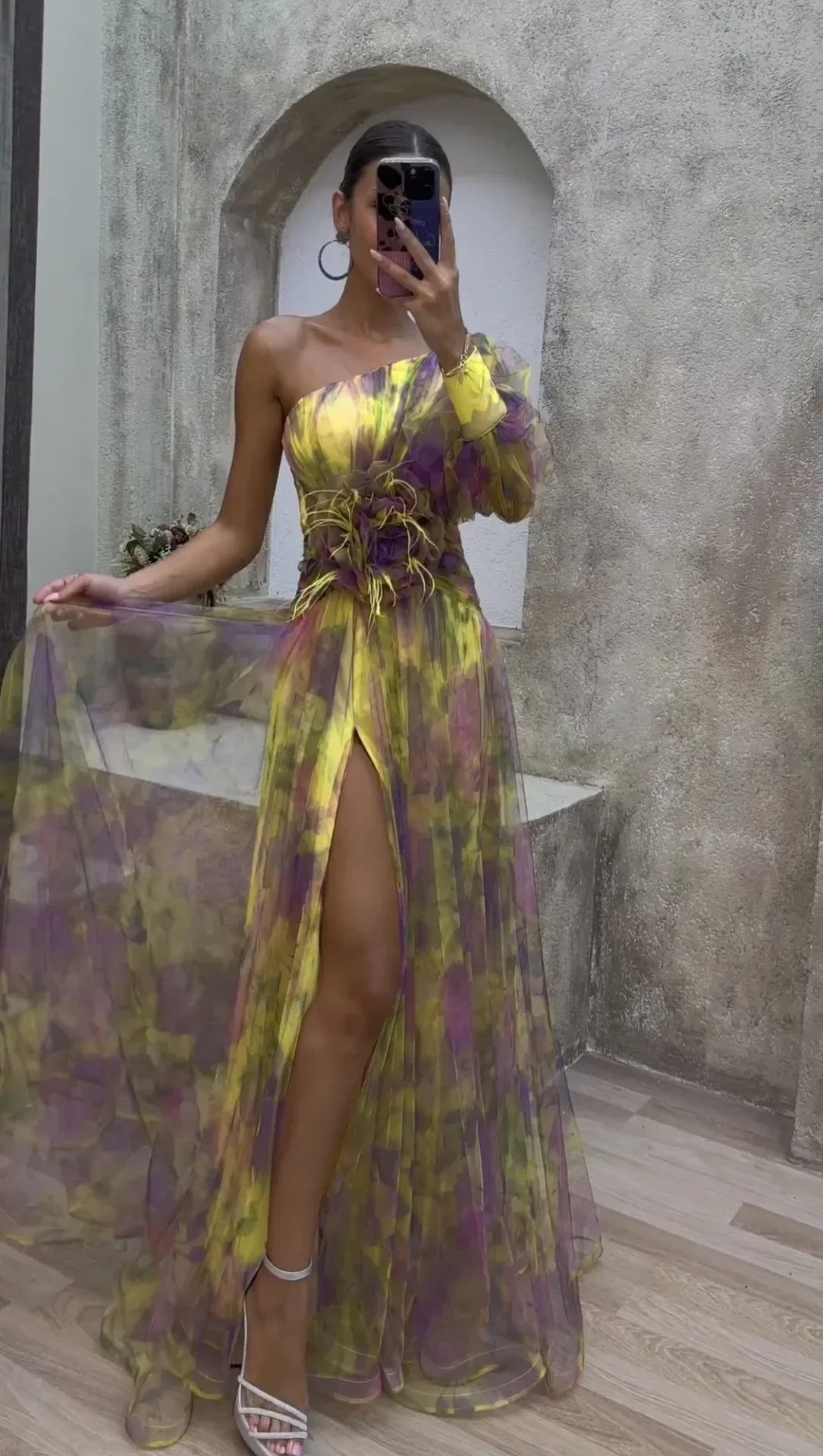 Barbora™ | Asymetryczna sukienka maxi z kwiatowym detalem i rozcięciem