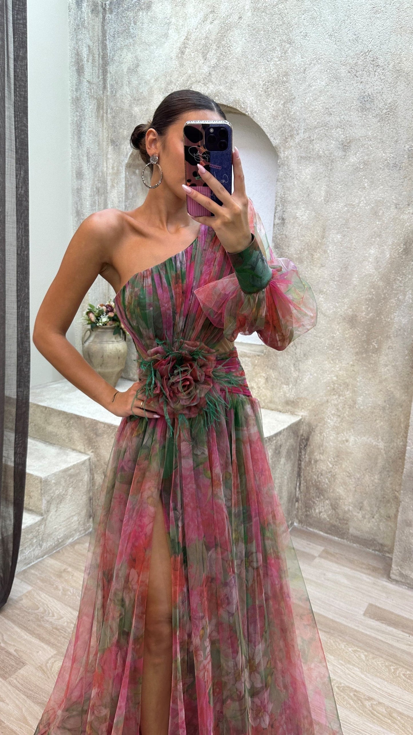 Barbora™ | Asymetryczna sukienka maxi z kwiatowym detalem i rozcięciem