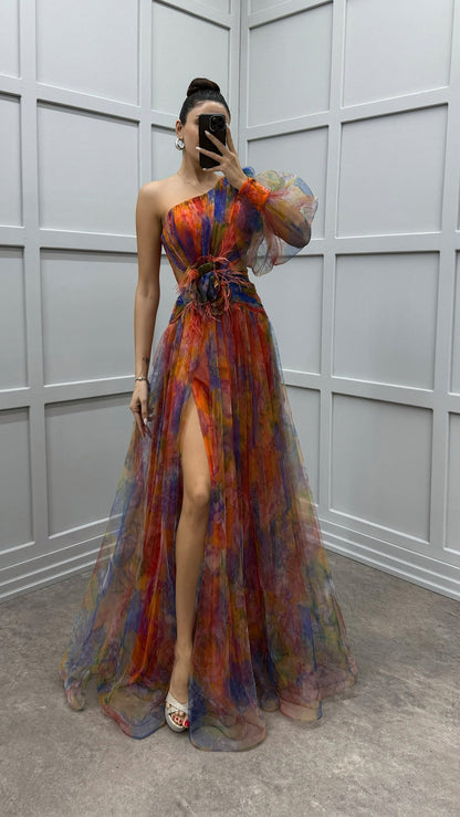 Barbora™ | Asymetryczna sukienka maxi z kwiatowym detalem i rozcięciem